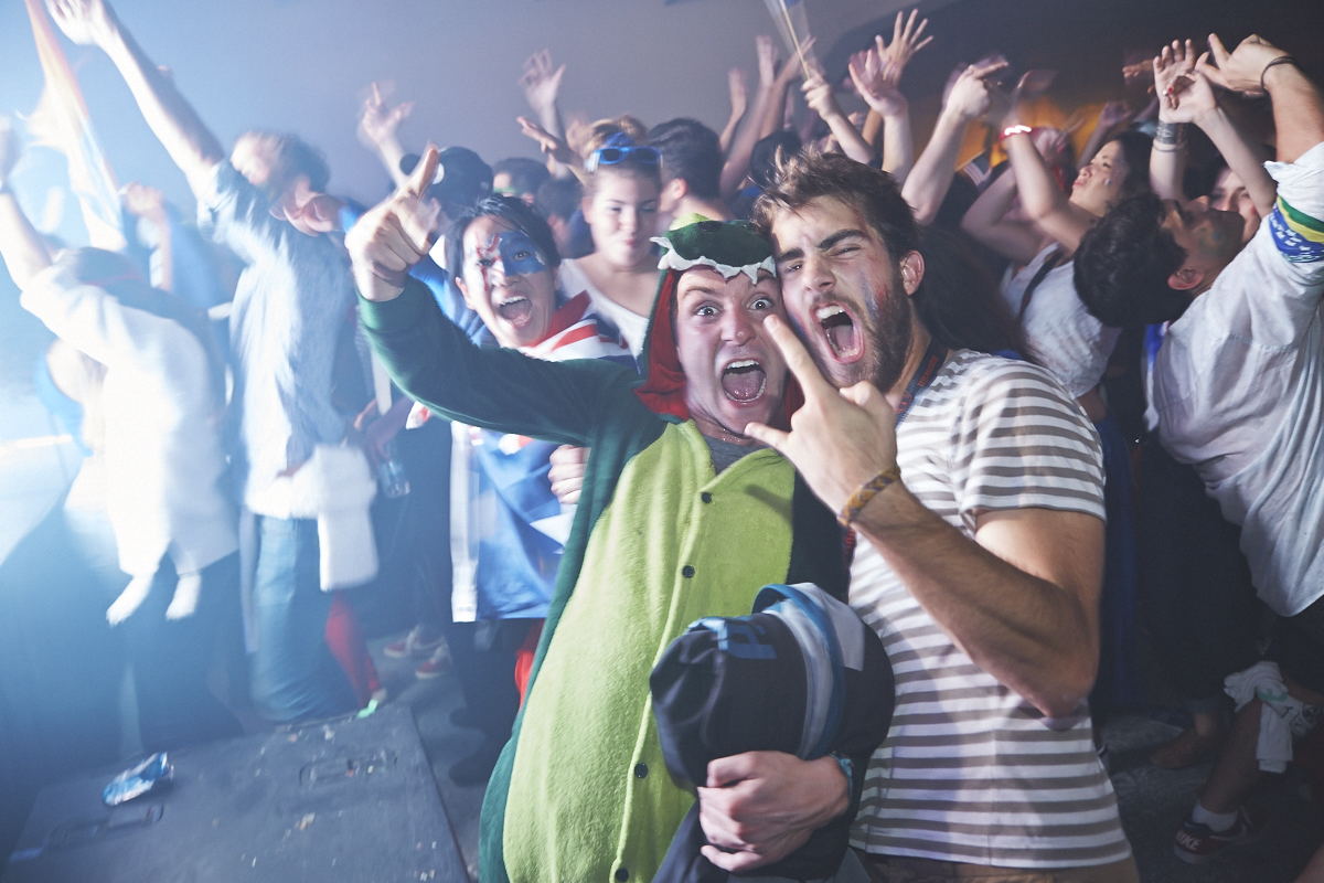 Rep Your Flag Festival organise un méga party fou malade avec bouées gonflables, perruques et drapeaux!