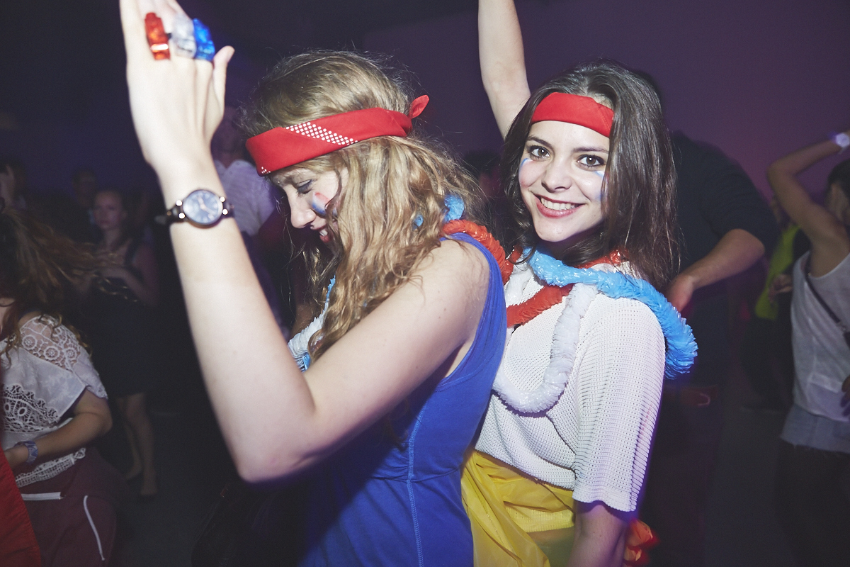 Rep Your Flag Festival organise un méga party fou malade avec bouées gonflables, perruques et drapeaux!