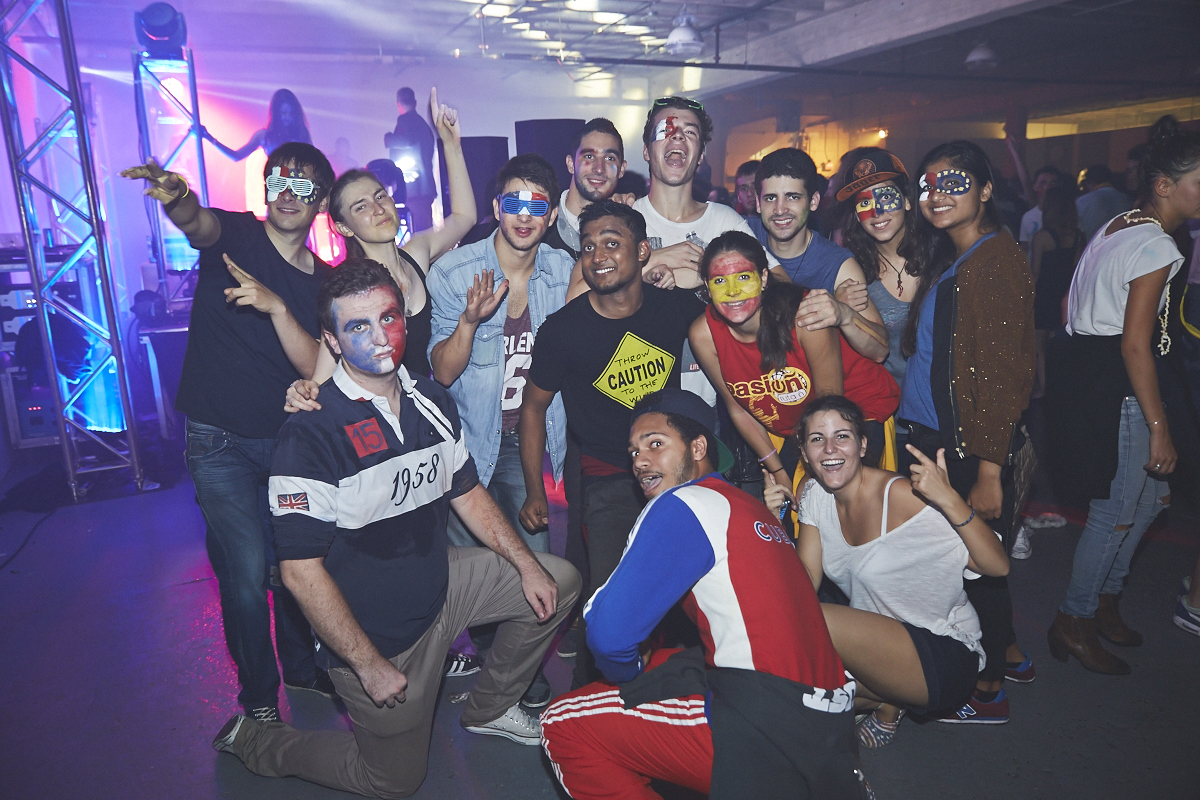 Rep Your Flag Festival organise un méga party fou malade avec bouées gonflables, perruques et drapeaux!