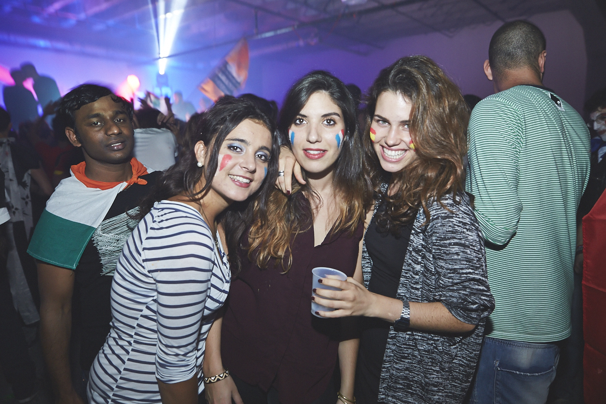 Rep Your Flag Festival organise un méga party fou malade avec bouées gonflables, perruques et drapeaux!