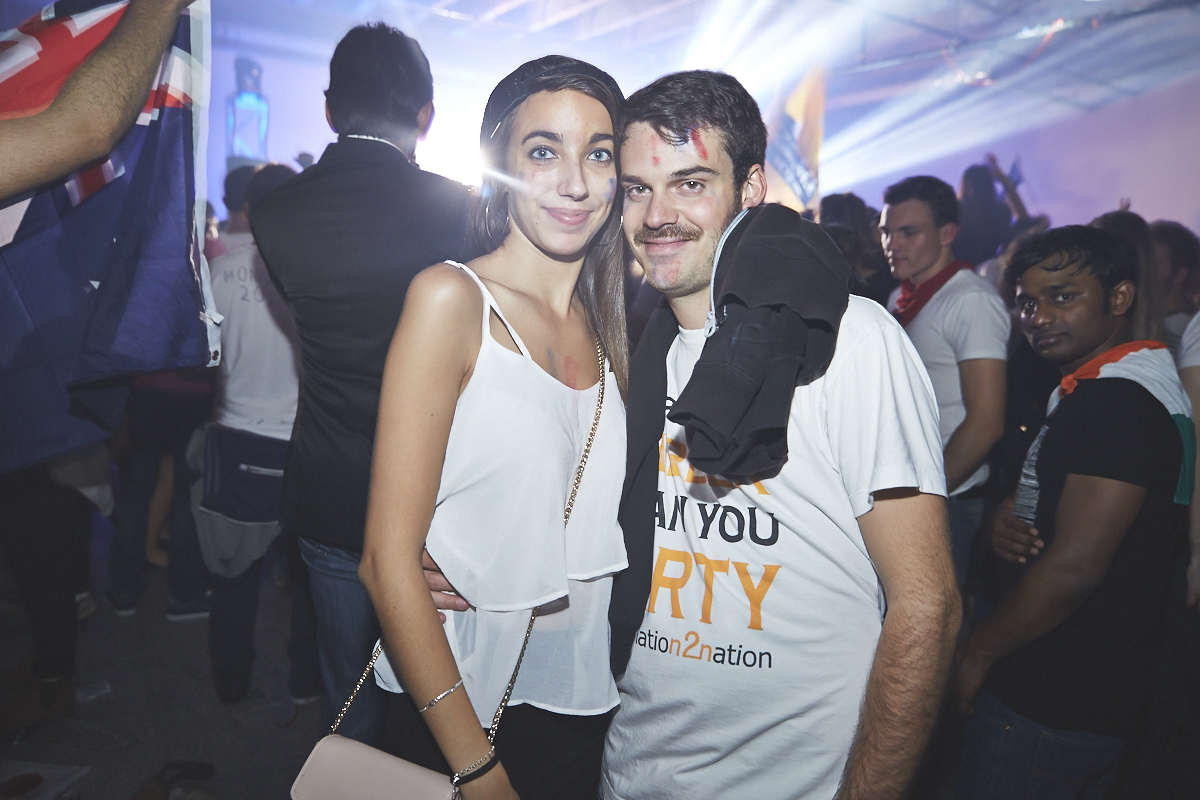 Rep Your Flag Festival organise un méga party fou malade avec bouées gonflables, perruques et drapeaux!