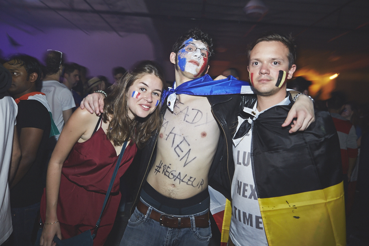 Rep Your Flag Festival organise un méga party fou malade avec bouées gonflables, perruques et drapeaux!