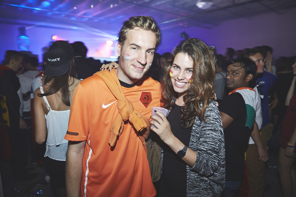 Rep Your Flag Festival organise un méga party fou malade avec bouées gonflables, perruques et drapeaux!