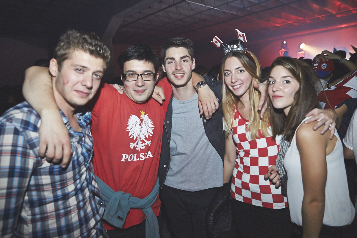 Rep Your Flag Festival organise un méga party fou malade avec bouées gonflables, perruques et drapeaux!