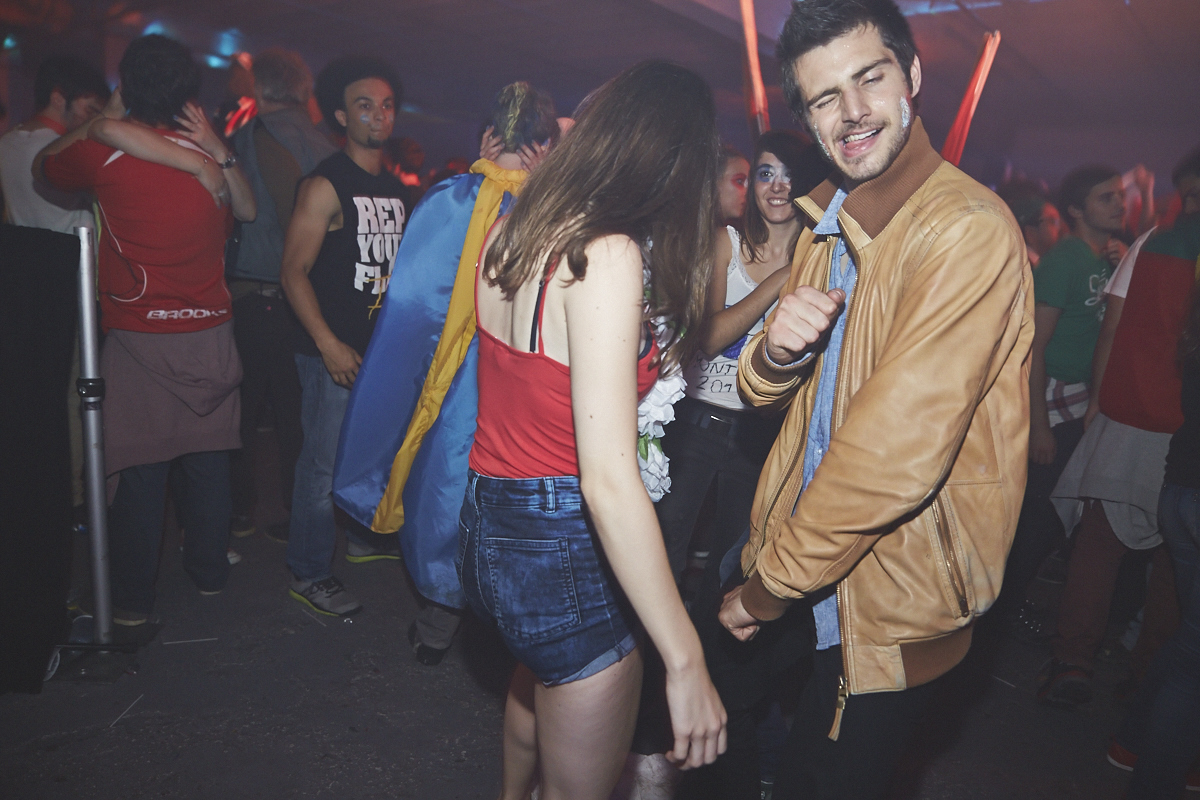 Rep Your Flag Festival organise un méga party fou malade avec bouées gonflables, perruques et drapeaux!