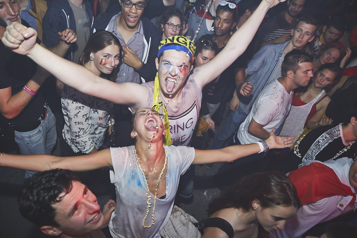Rep Your Flag Festival organise un méga party fou malade avec bouées gonflables, perruques et drapeaux!