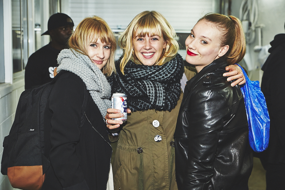 Loud Lary Ajust lance Blue Volvo dans un garage du Plateau. Maudite bonne idée!