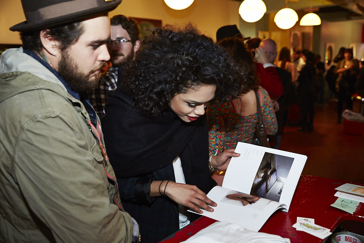 This is better than porn lance son 2e recueil de textes et de photos pas mal osé!