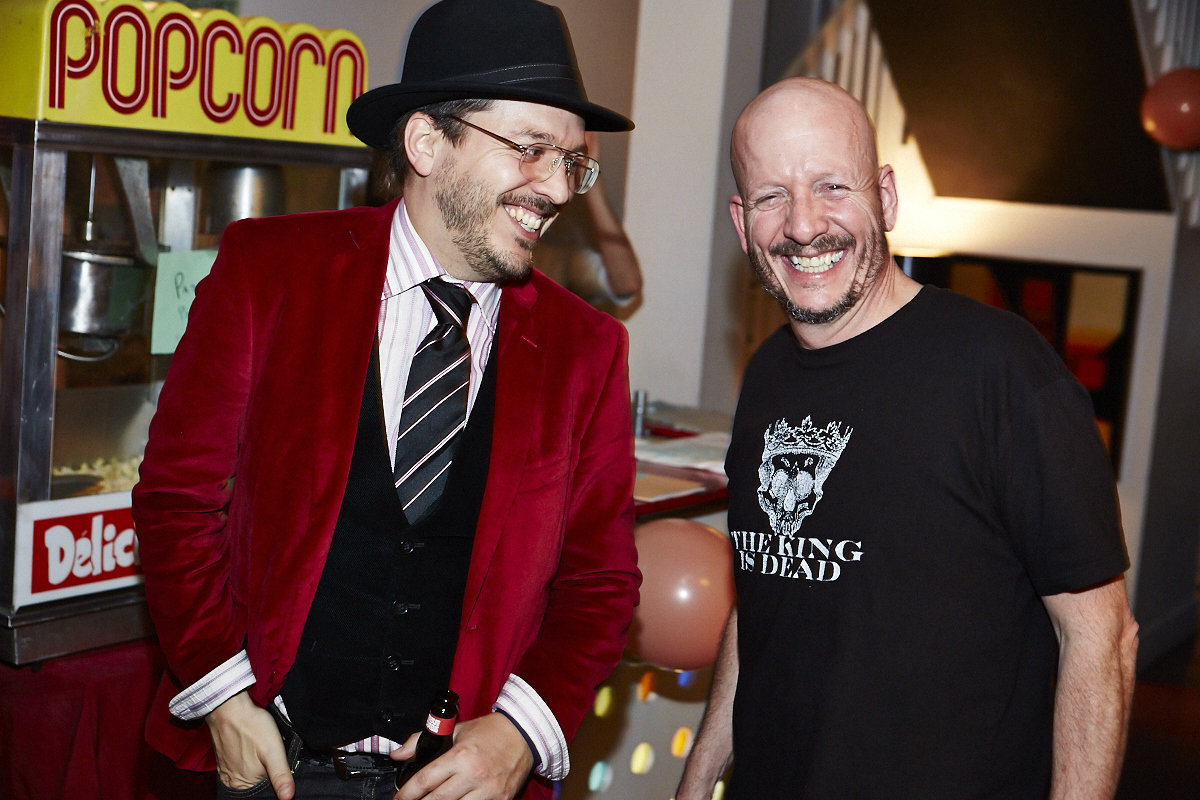 This is better than porn lance son 2e recueil de textes et de photos pas mal osé!