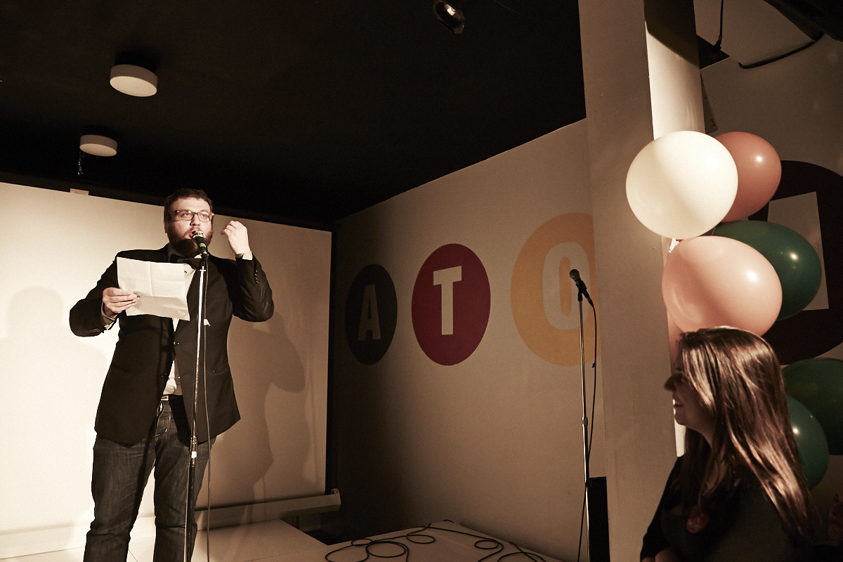 This is better than porn lance son 2e recueil de textes et de photos pas mal osé!