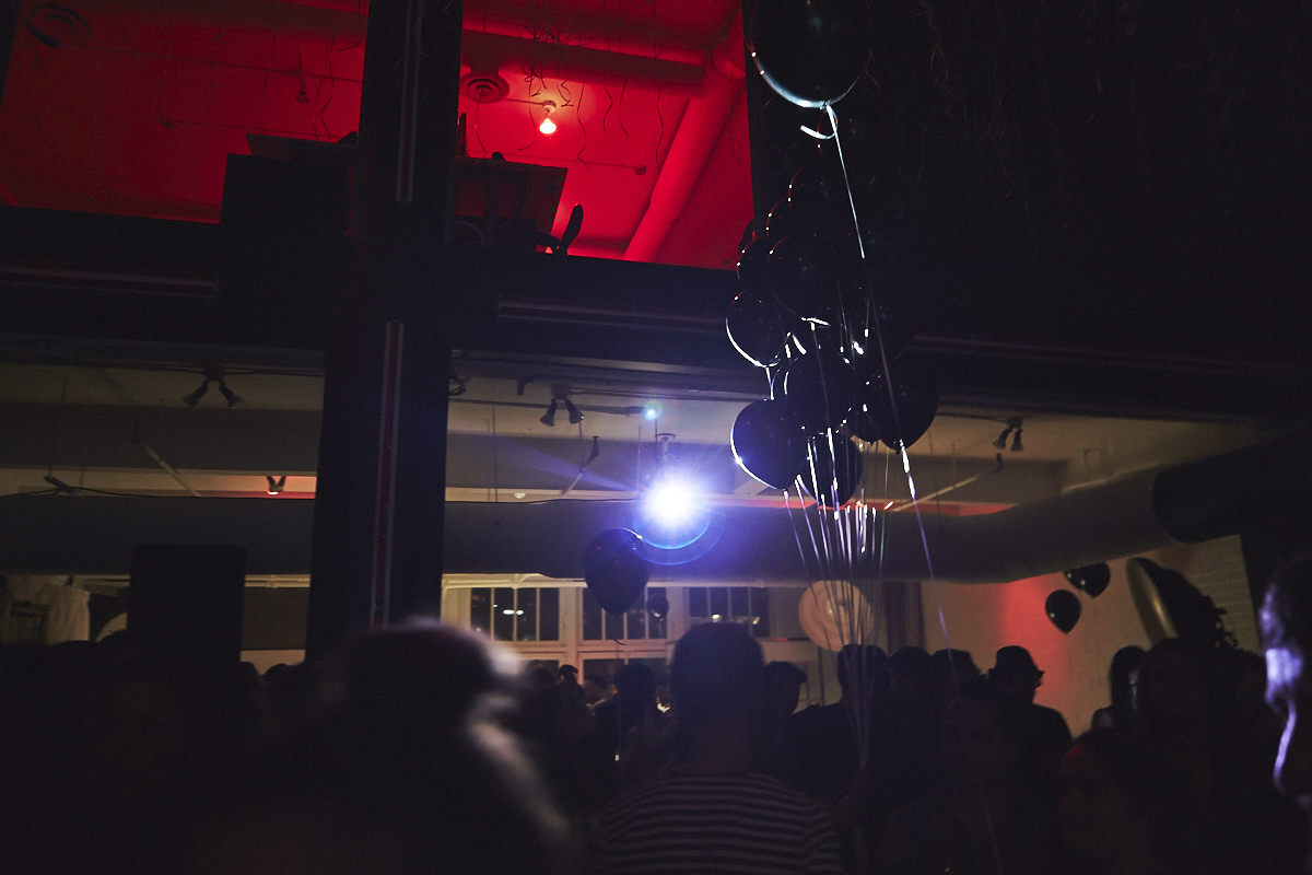 L'agence Tuxedo célèbre son déménagement avec une pendaison de crémaillère bien arrosée!