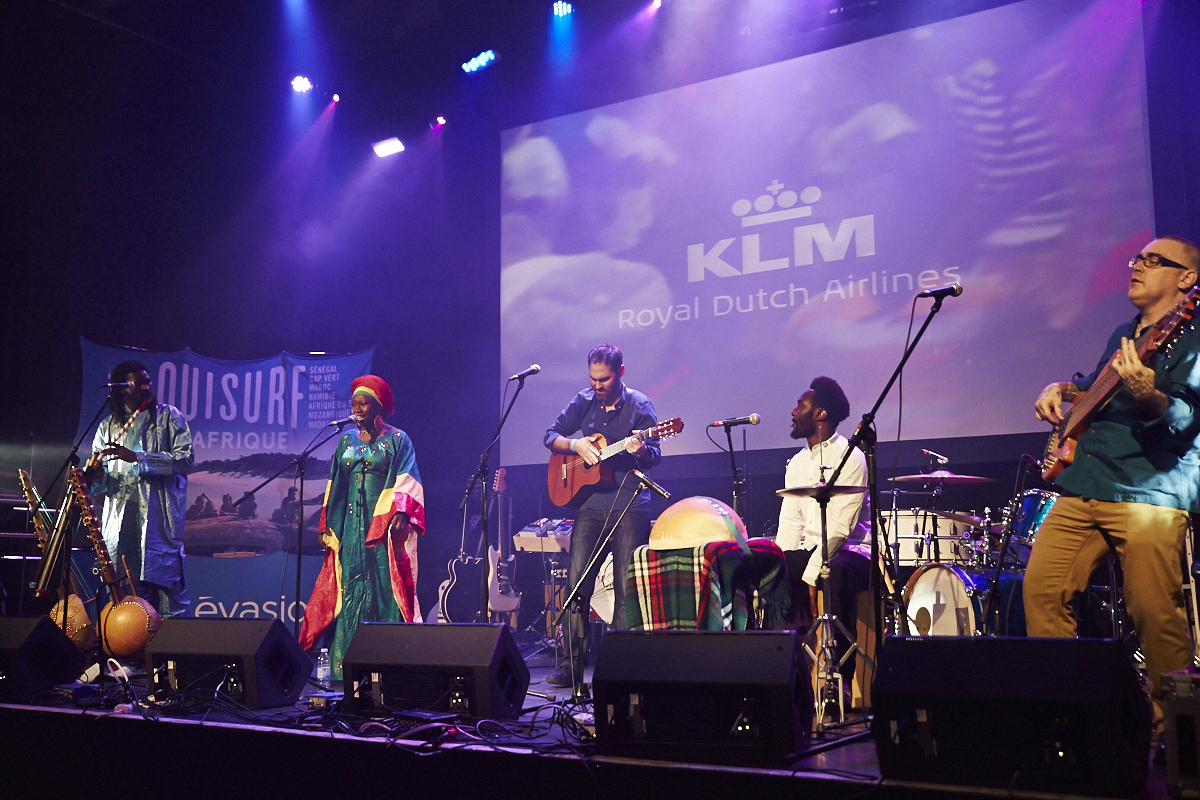 Moustaches, surfboards et destination paradisiaque pour la nouvelle saison de OuiSurf!