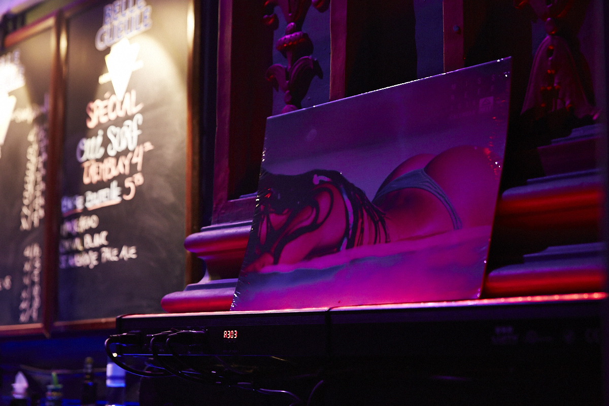 Moustaches, surfboards et destination paradisiaque pour la nouvelle saison de OuiSurf!