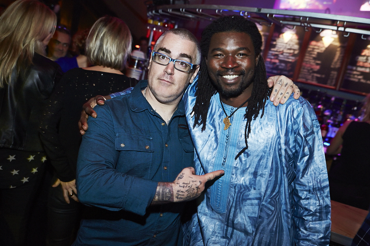 Moustaches, surfboards et destination paradisiaque pour la nouvelle saison de OuiSurf!