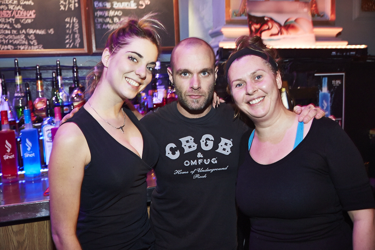 Moustaches, surfboards et destination paradisiaque pour la nouvelle saison de OuiSurf!