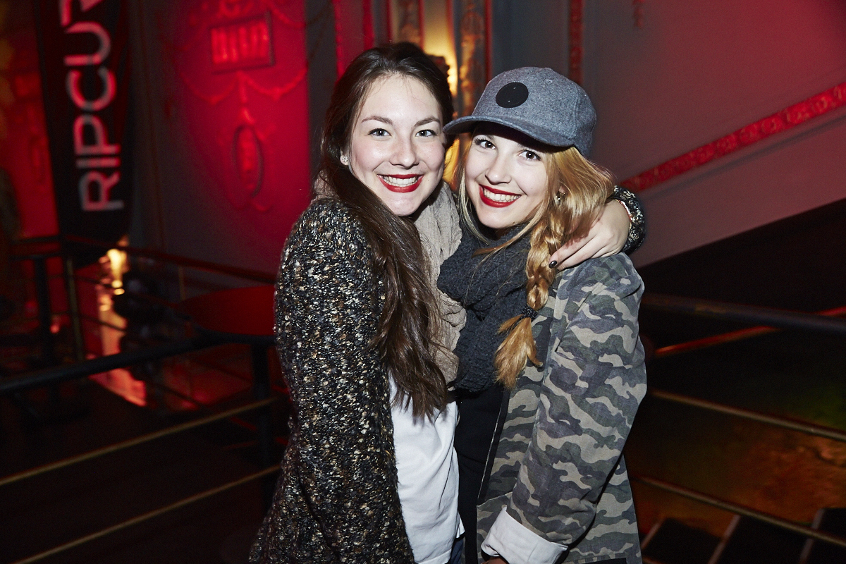 Moustaches, surfboards et destination paradisiaque pour la nouvelle saison de OuiSurf!