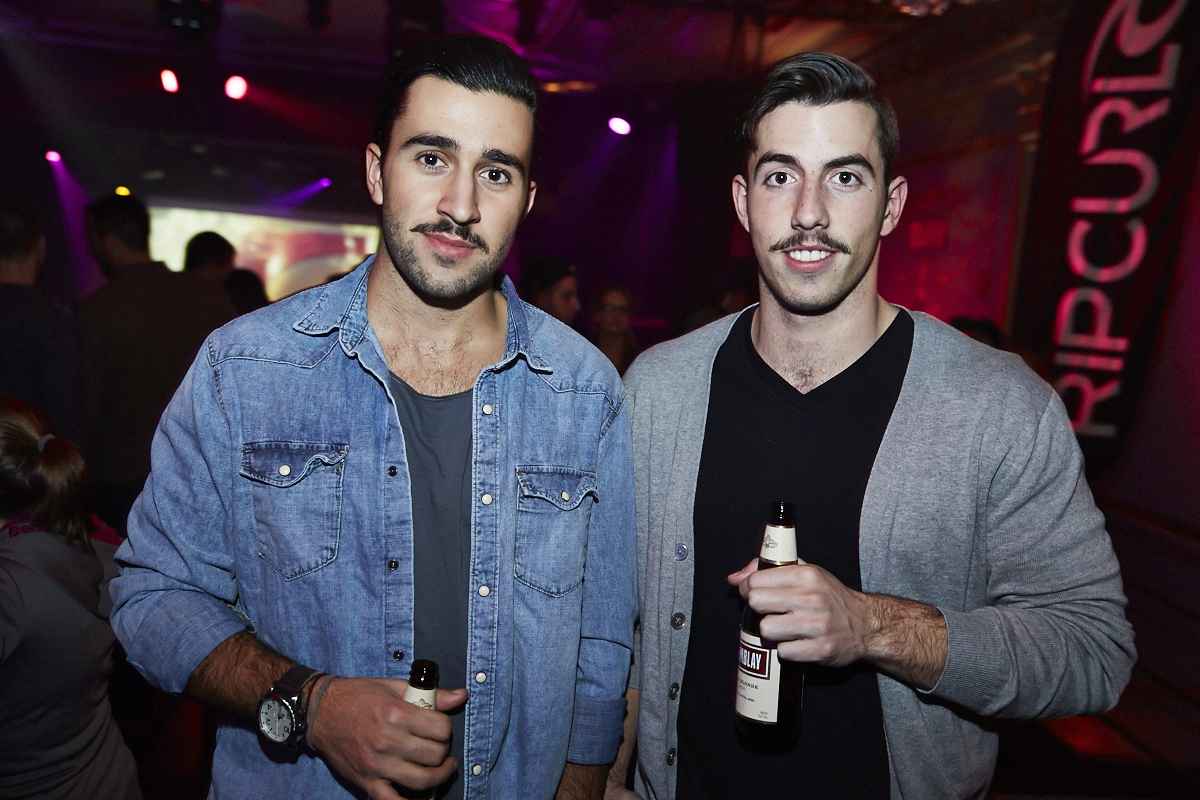 Moustaches, surfboards et destination paradisiaque pour la nouvelle saison de OuiSurf!