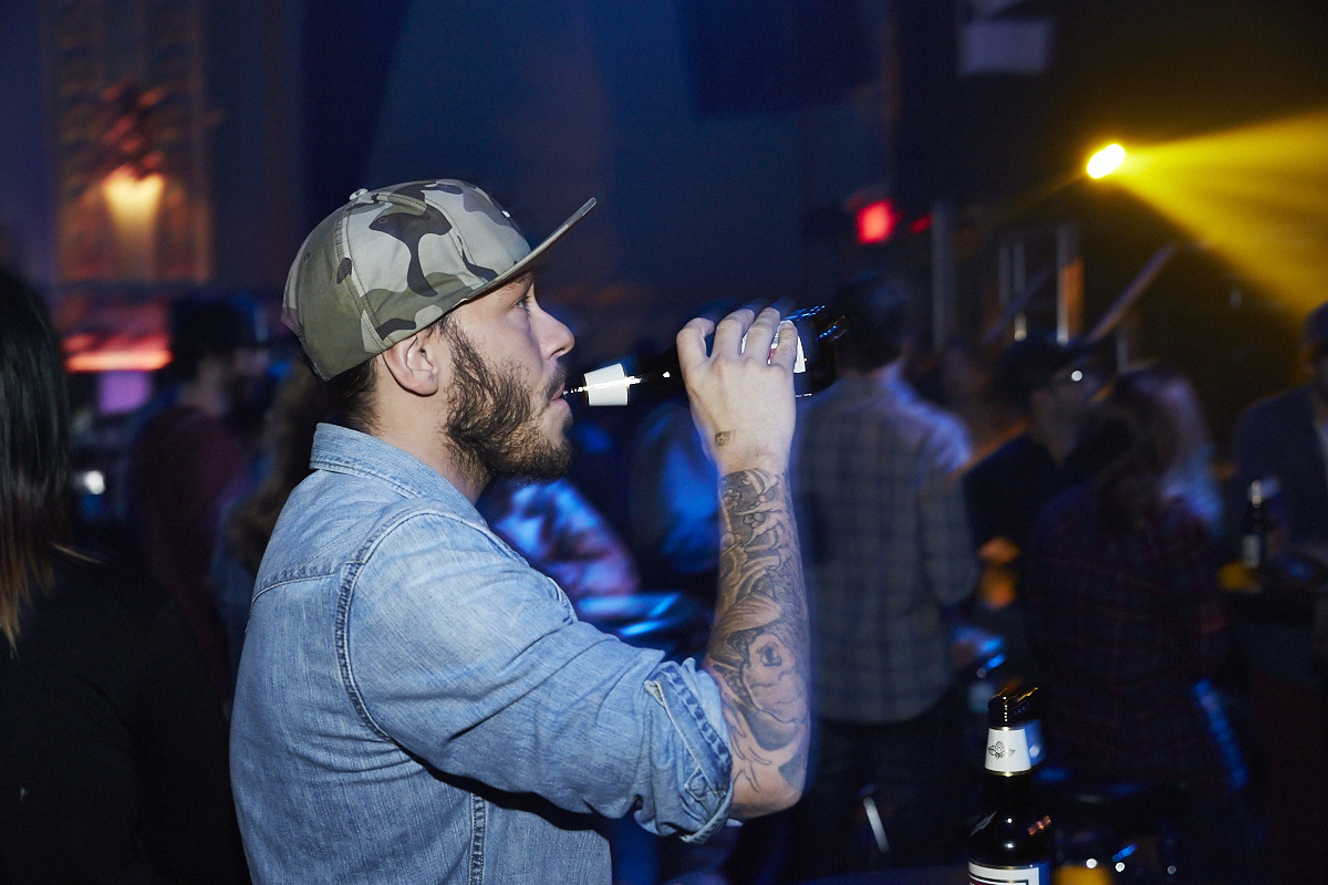 Moustaches, surfboards et destination paradisiaque pour la nouvelle saison de OuiSurf!