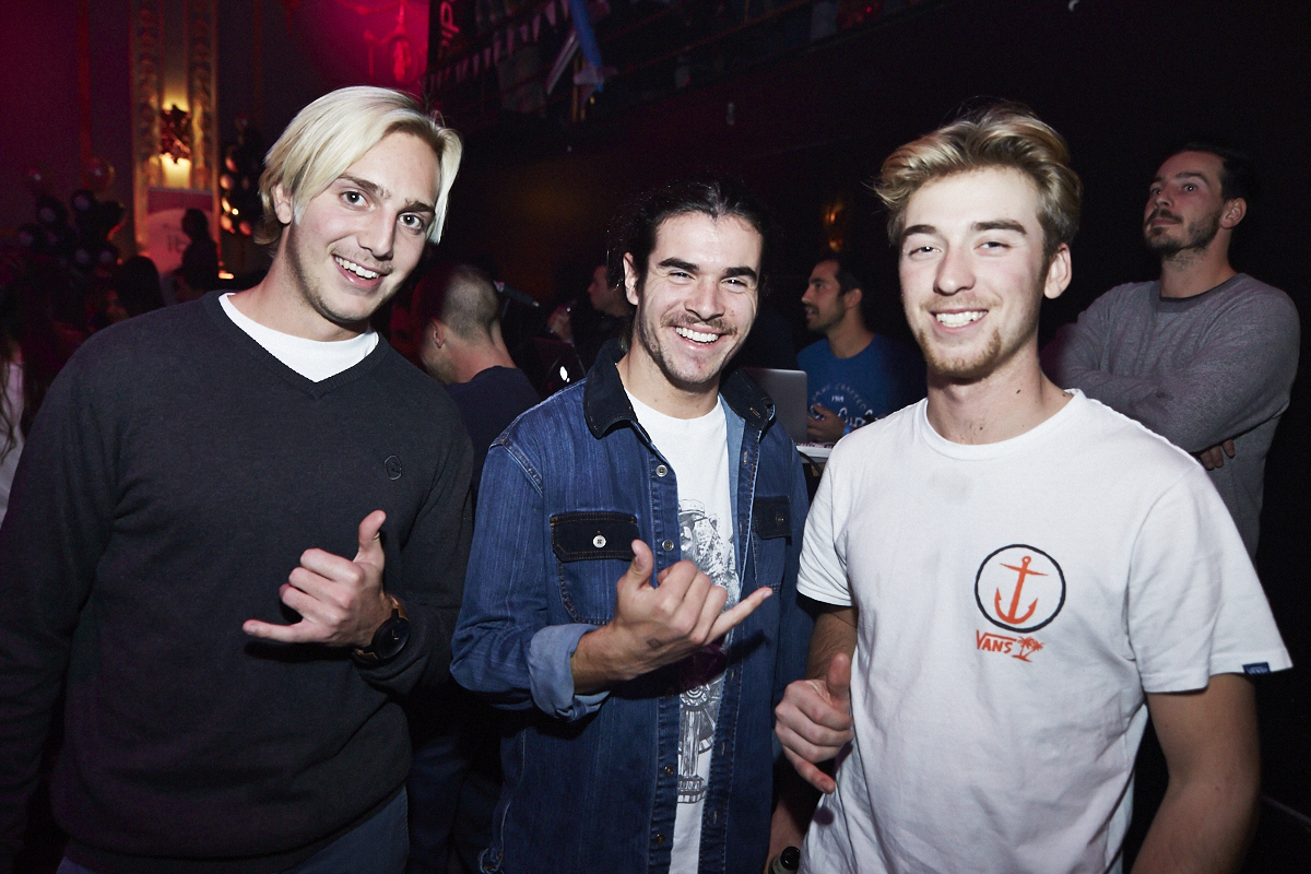 Moustaches, surfboards et destination paradisiaque pour la nouvelle saison de OuiSurf!