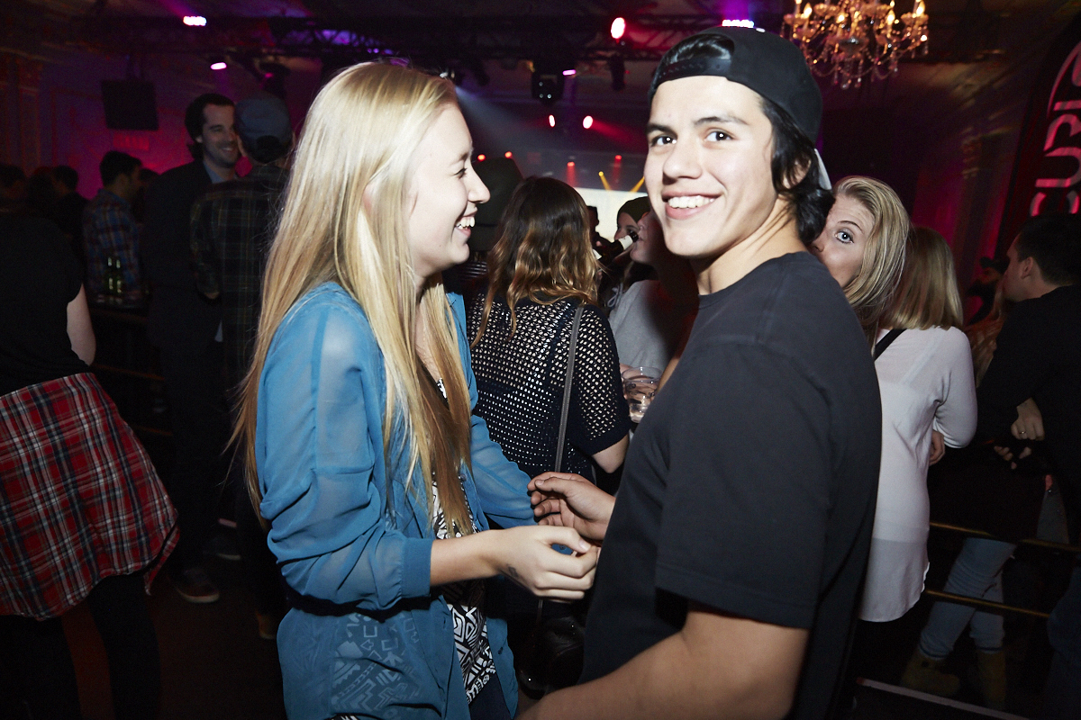 Moustaches, surfboards et destination paradisiaque pour la nouvelle saison de OuiSurf!