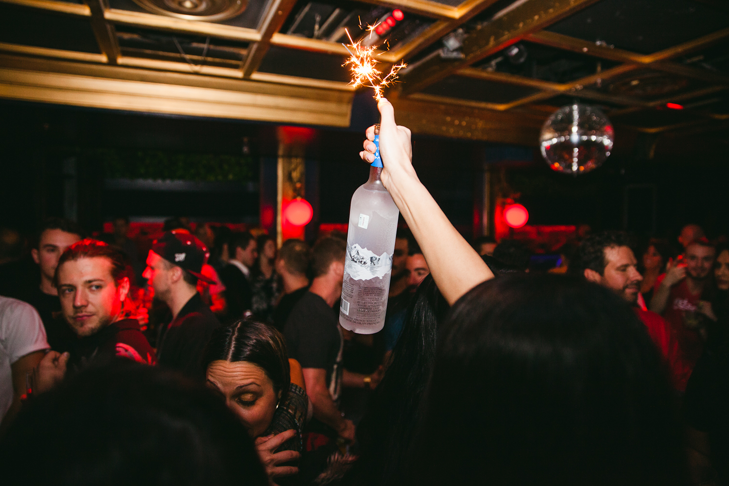 Le Peopl coule au rythme de la vodka pour sa soirée Di Salvio Reunion