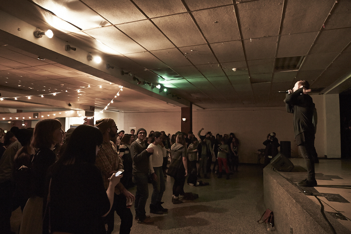 Des centaines d'anonymes excités se rendent au lancement du magazine URBANIA