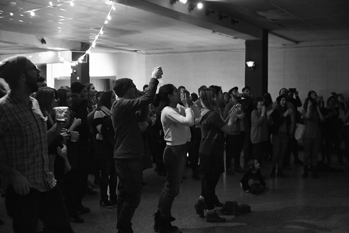 Des centaines d'anonymes excités se rendent au lancement du magazine URBANIA