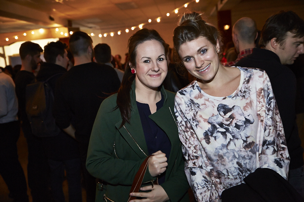 Des centaines d'anonymes excités se rendent au lancement du magazine URBANIA