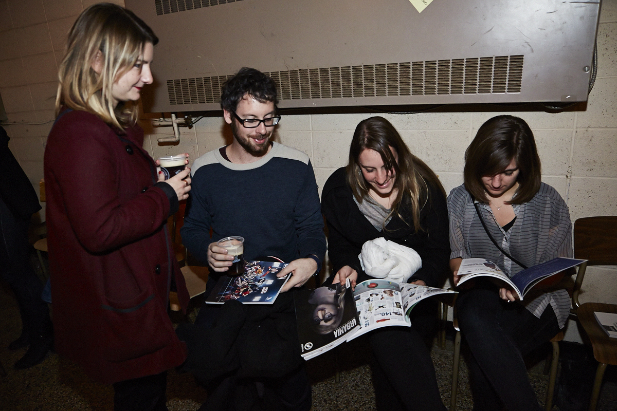 Des centaines d'anonymes excités se rendent au lancement du magazine URBANIA