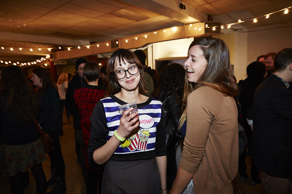 Des centaines d'anonymes excités se rendent au lancement du magazine URBANIA