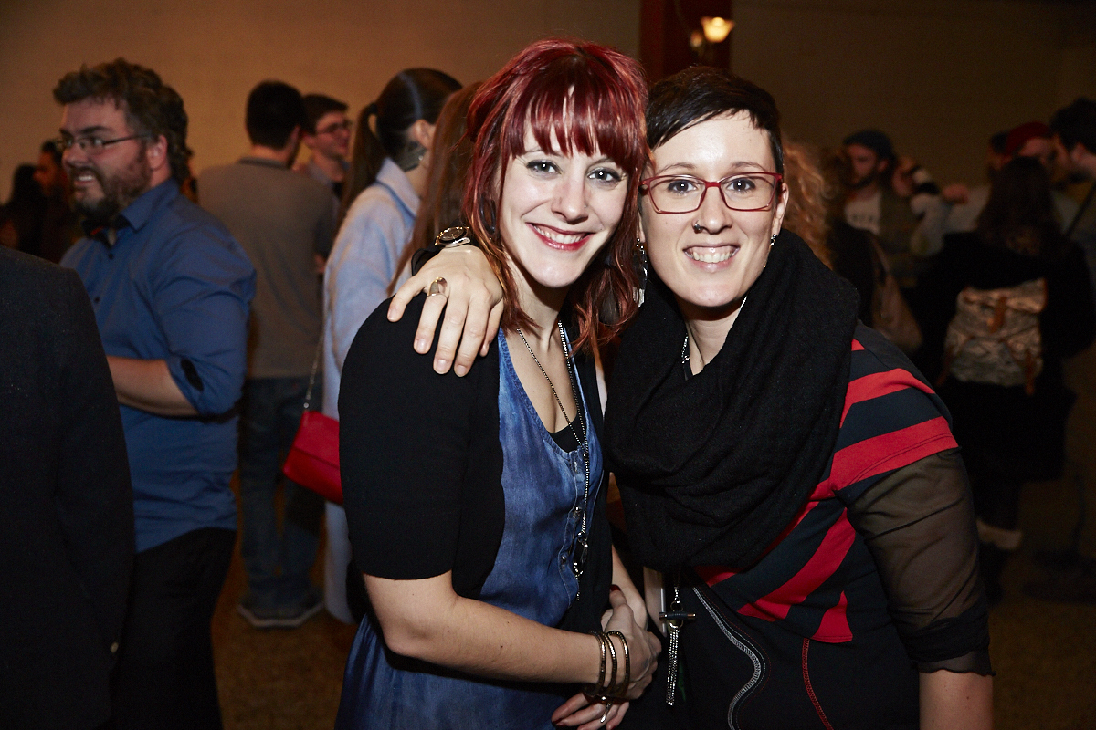 Des centaines d'anonymes excités se rendent au lancement du magazine URBANIA