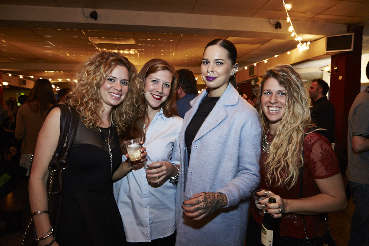 Des centaines d'anonymes excités se rendent au lancement du magazine URBANIA