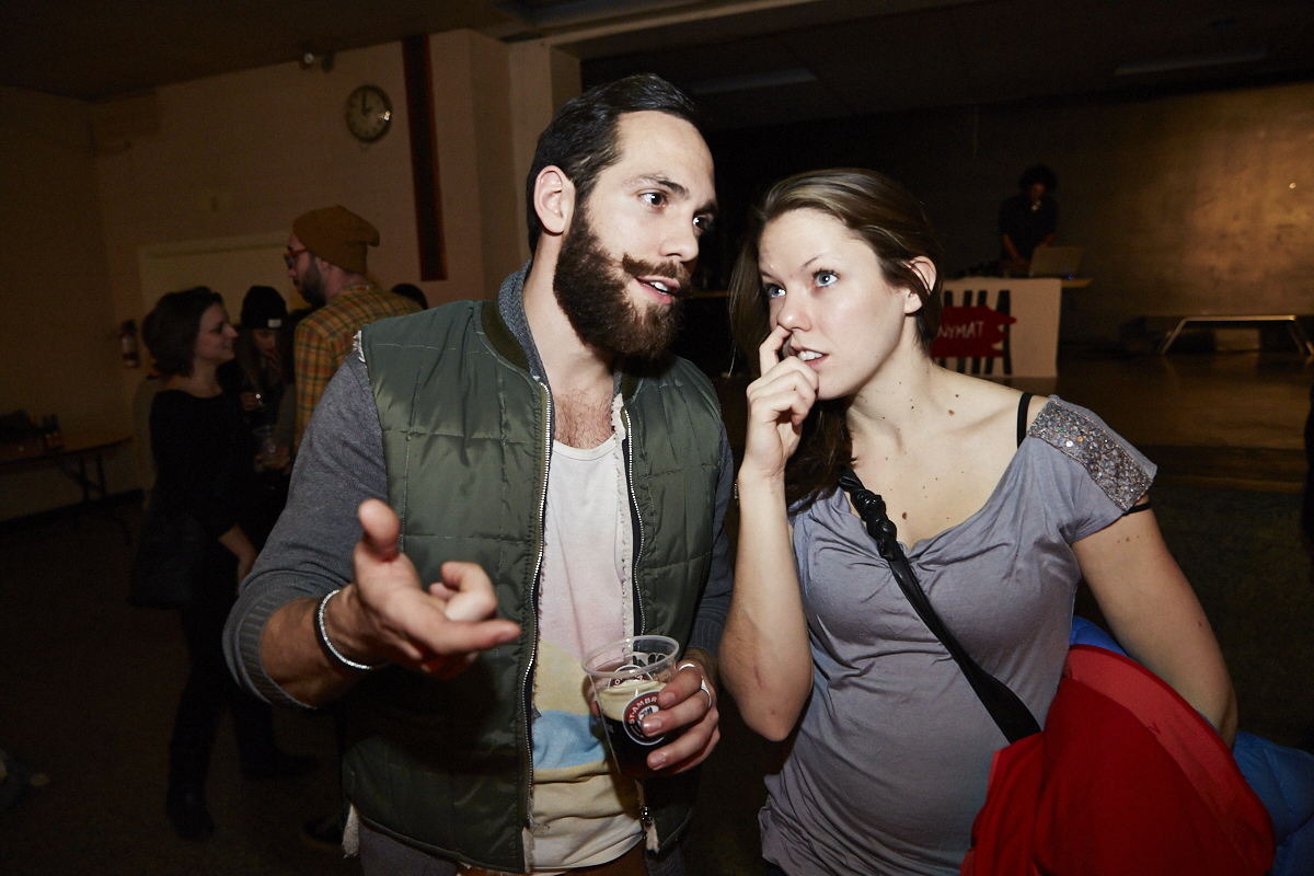 Des centaines d'anonymes excités se rendent au lancement du magazine URBANIA