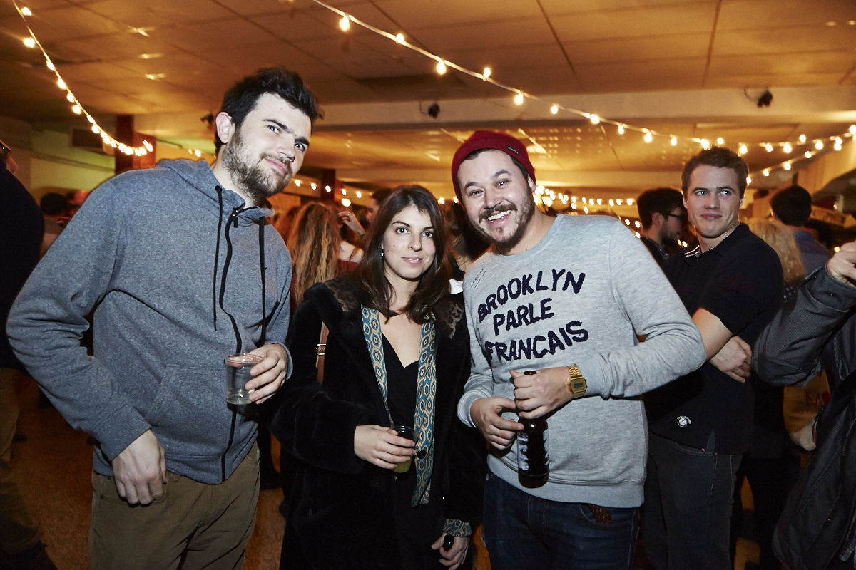 Des centaines d'anonymes excités se rendent au lancement du magazine URBANIA