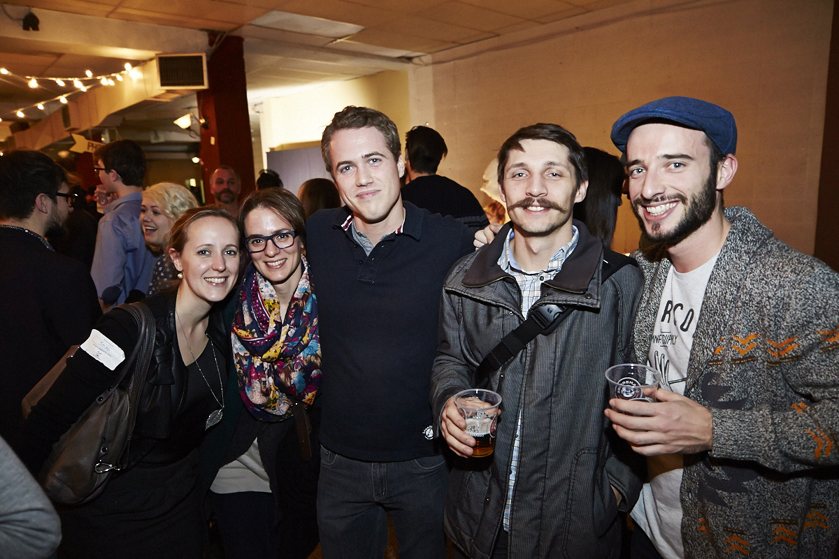 Des centaines d'anonymes excités se rendent au lancement du magazine URBANIA