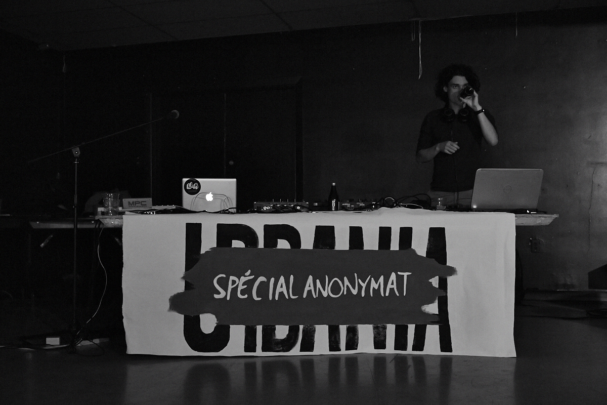 Des centaines d'anonymes excités se rendent au lancement du magazine URBANIA