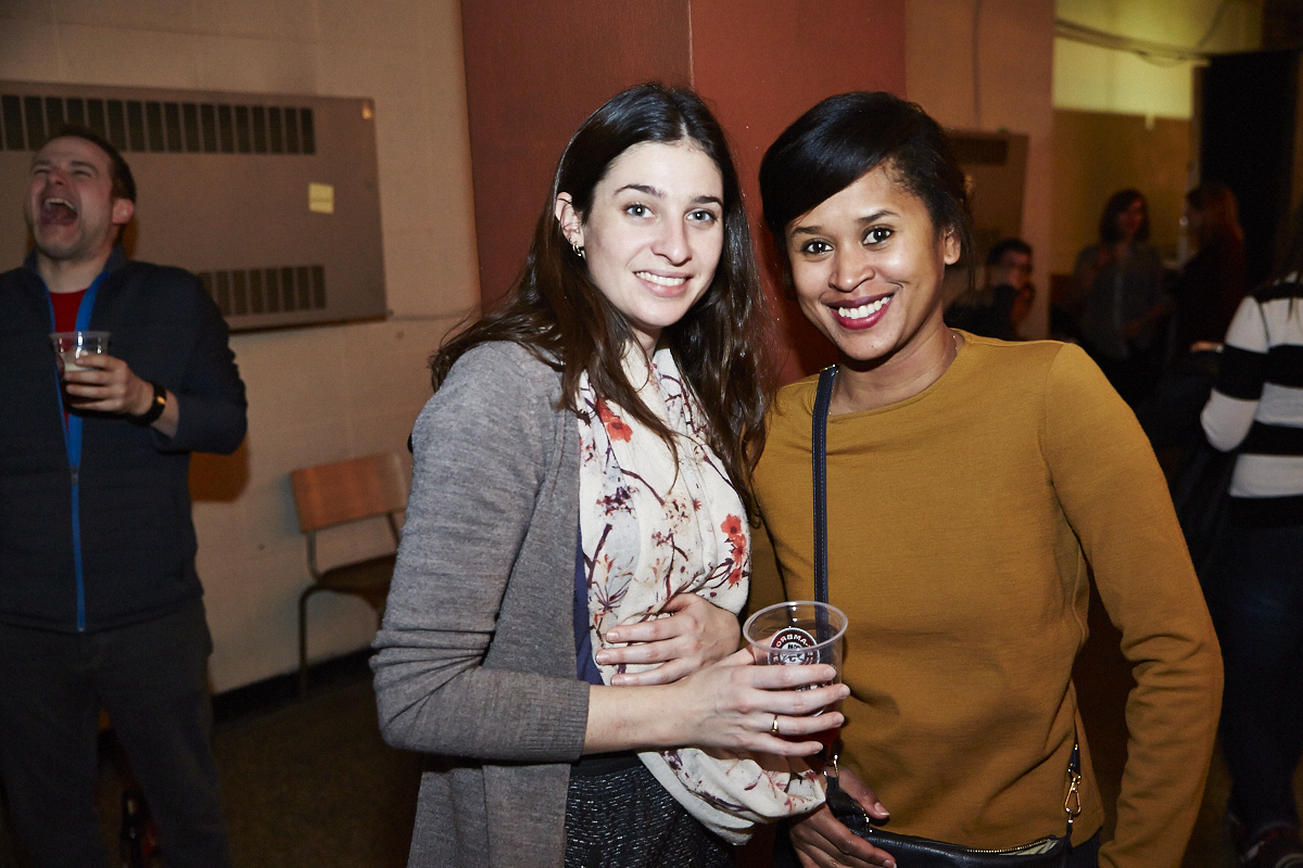 Des centaines d'anonymes excités se rendent au lancement du magazine URBANIA