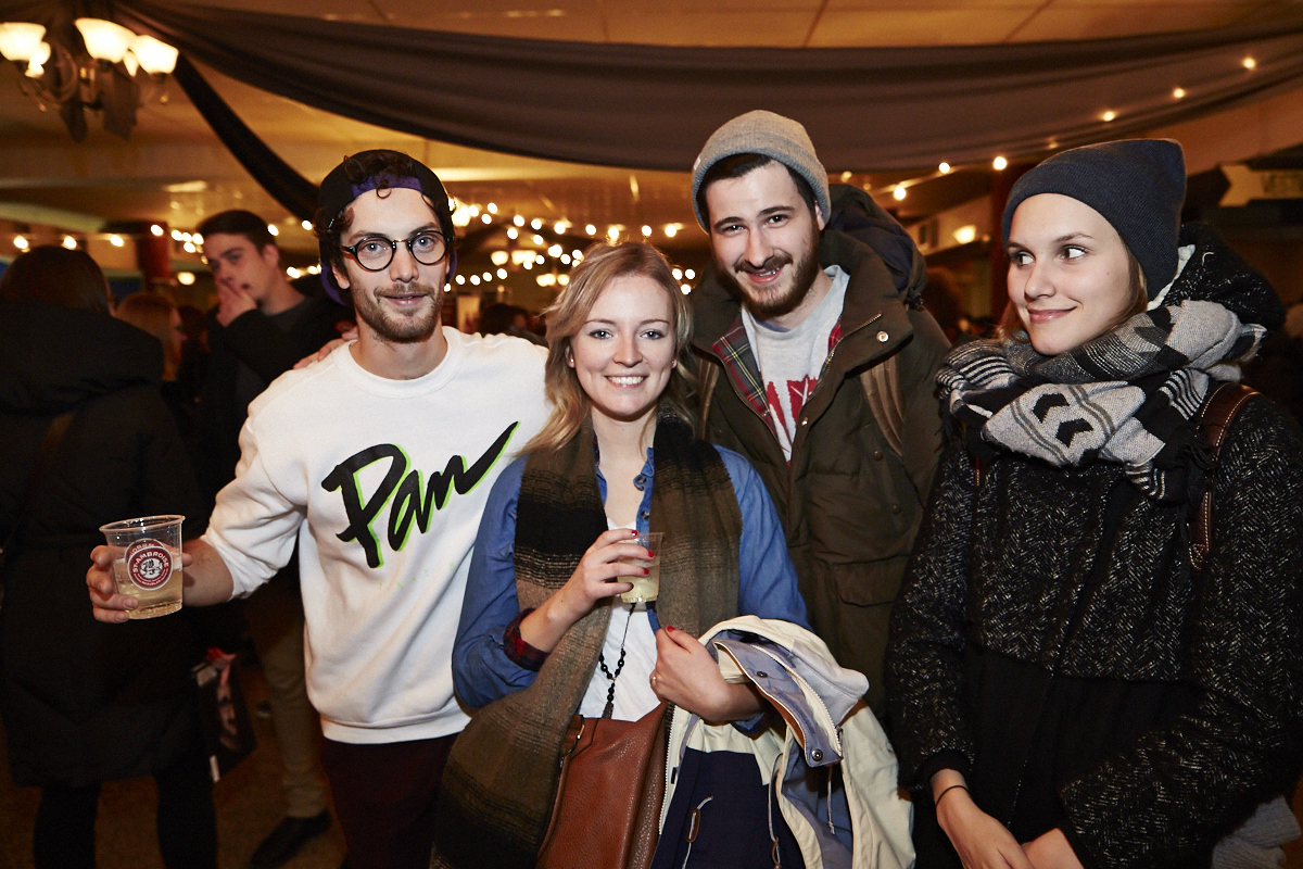 Des centaines d'anonymes excités se rendent au lancement du magazine URBANIA