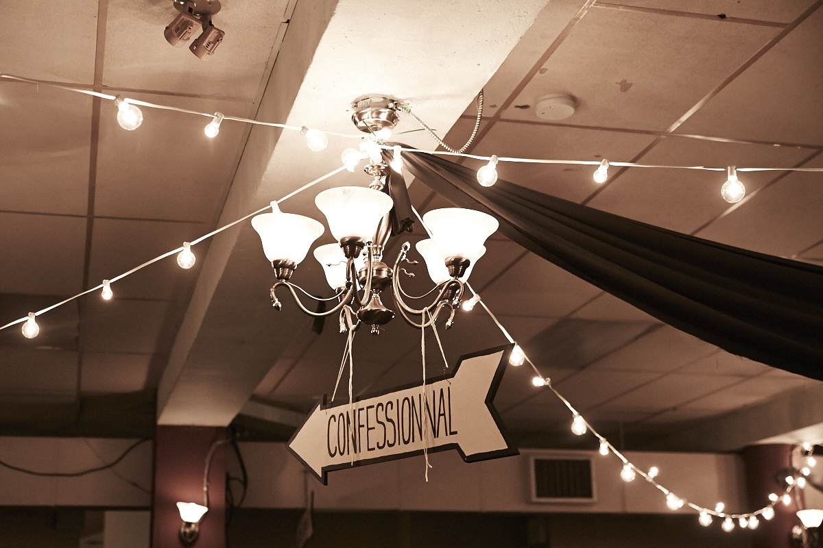 Des centaines d'anonymes excités se rendent au lancement du magazine URBANIA