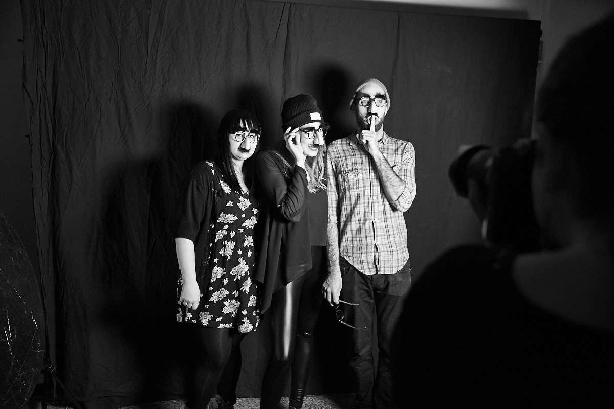 Des centaines d'anonymes excités se rendent au lancement du magazine URBANIA