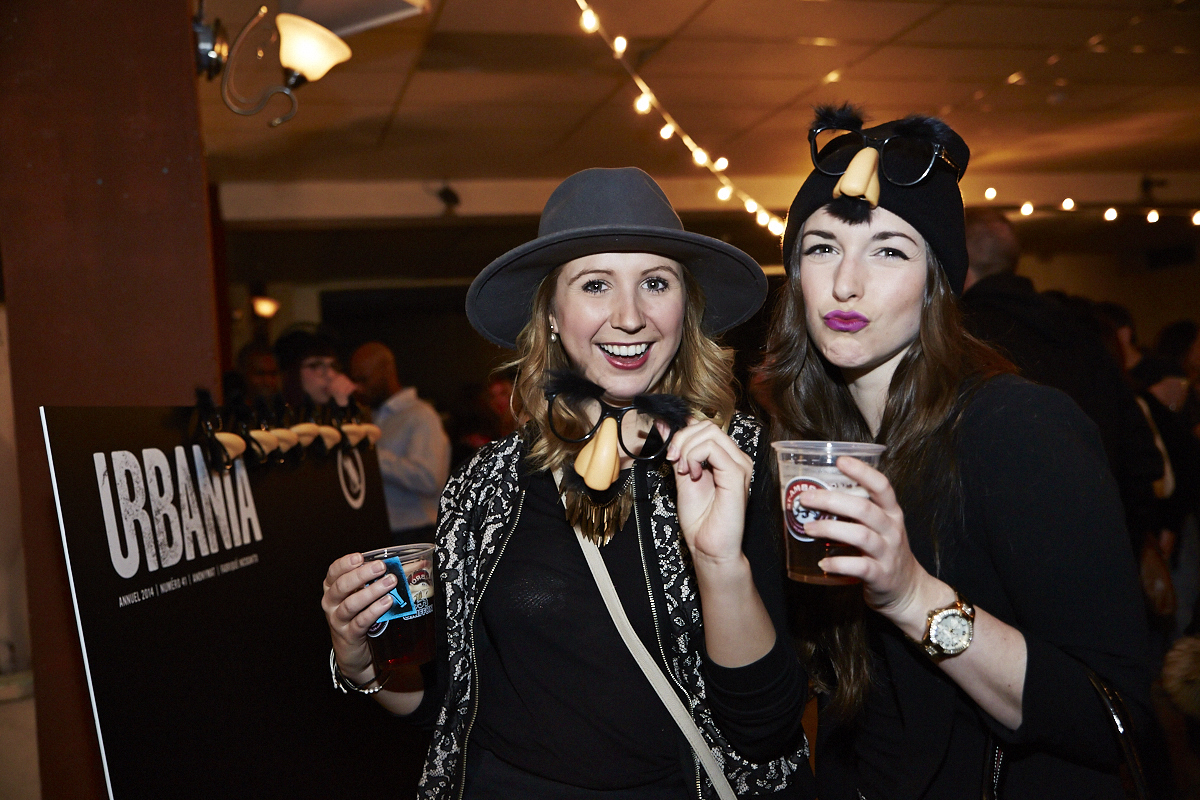 Des centaines d'anonymes excités se rendent au lancement du magazine URBANIA