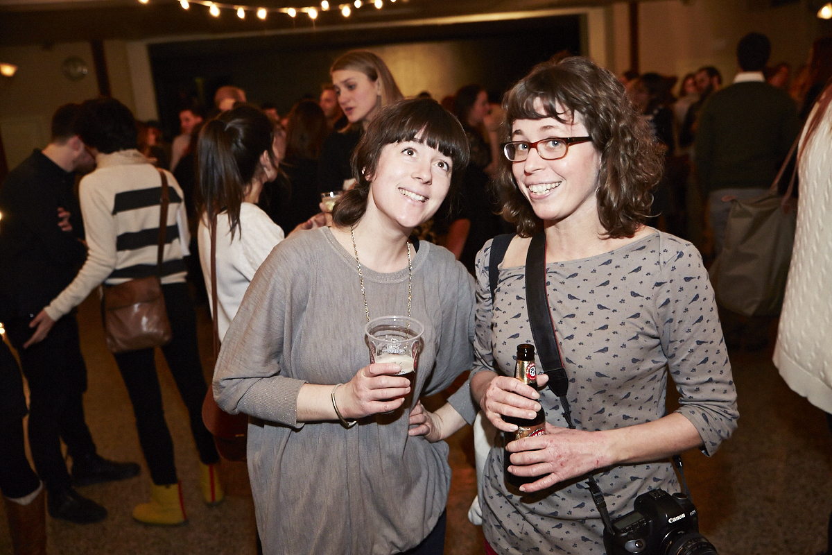 Des centaines d'anonymes excités se rendent au lancement du magazine URBANIA