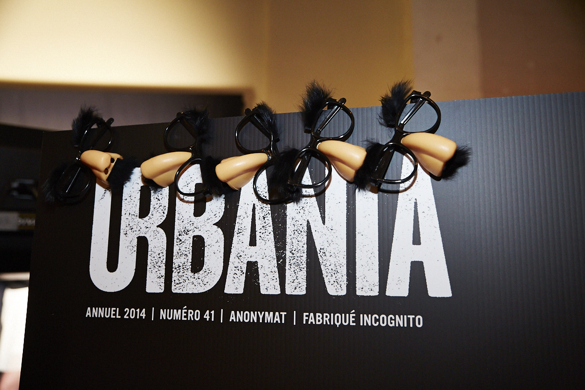 Des centaines d'anonymes excités se rendent au lancement du magazine URBANIA