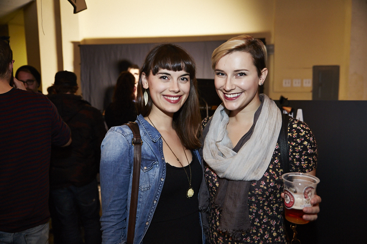 Des centaines d'anonymes excités se rendent au lancement du magazine URBANIA