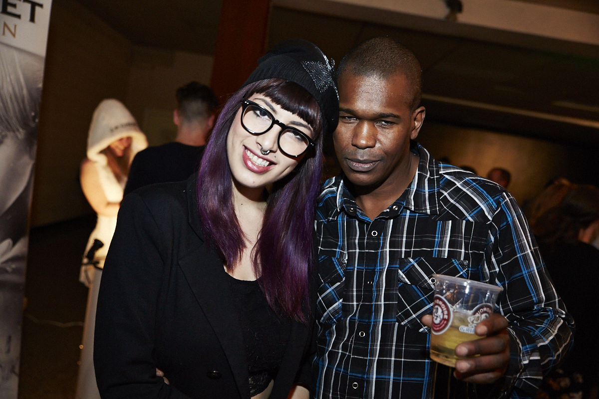 Des centaines d'anonymes excités se rendent au lancement du magazine URBANIA