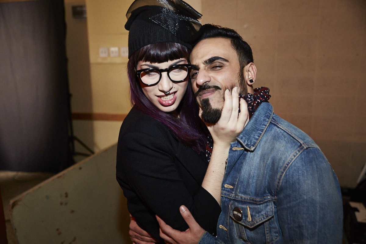 Des centaines d'anonymes excités se rendent au lancement du magazine URBANIA