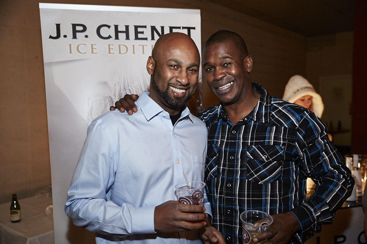 Des centaines d'anonymes excités se rendent au lancement du magazine URBANIA