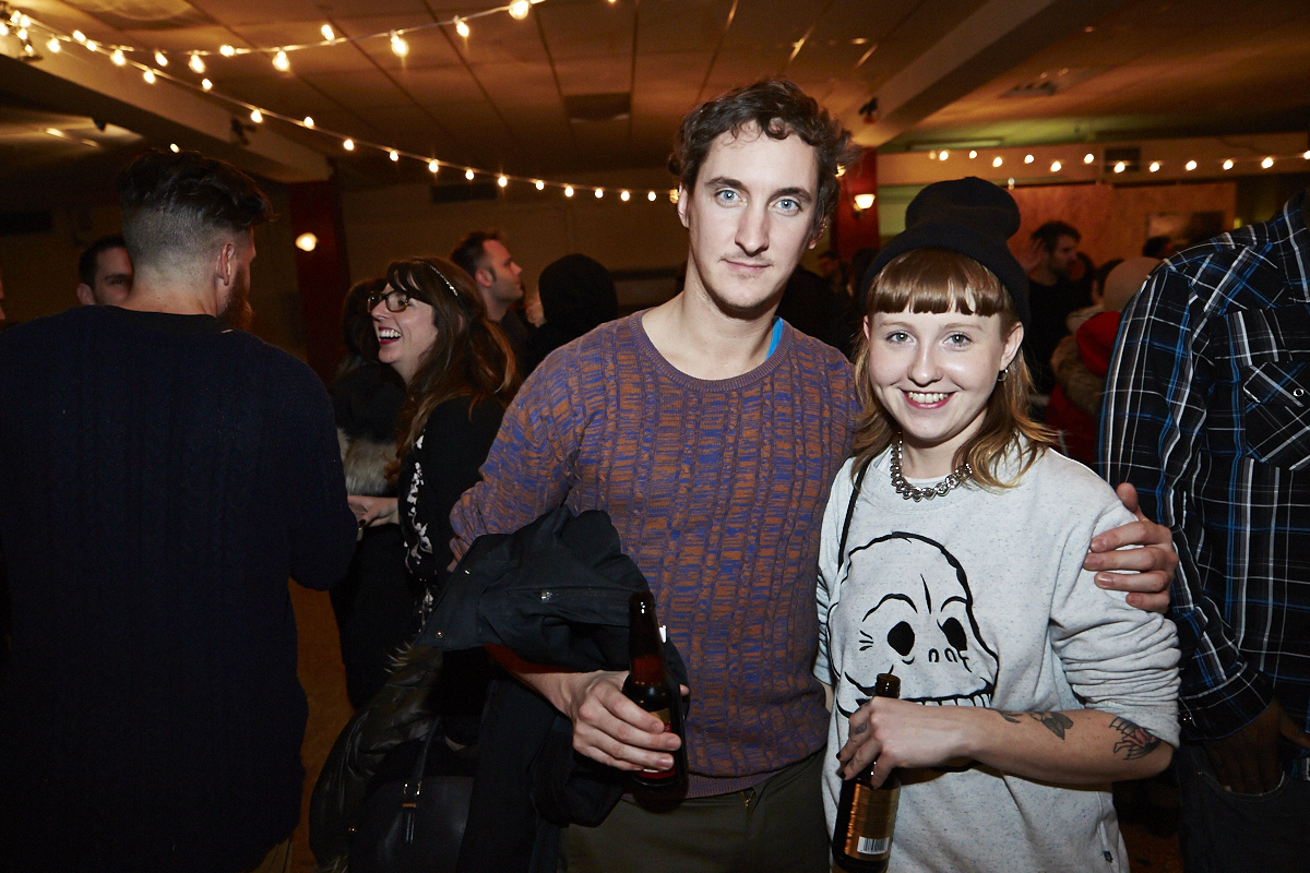 Des centaines d'anonymes excités se rendent au lancement du magazine URBANIA