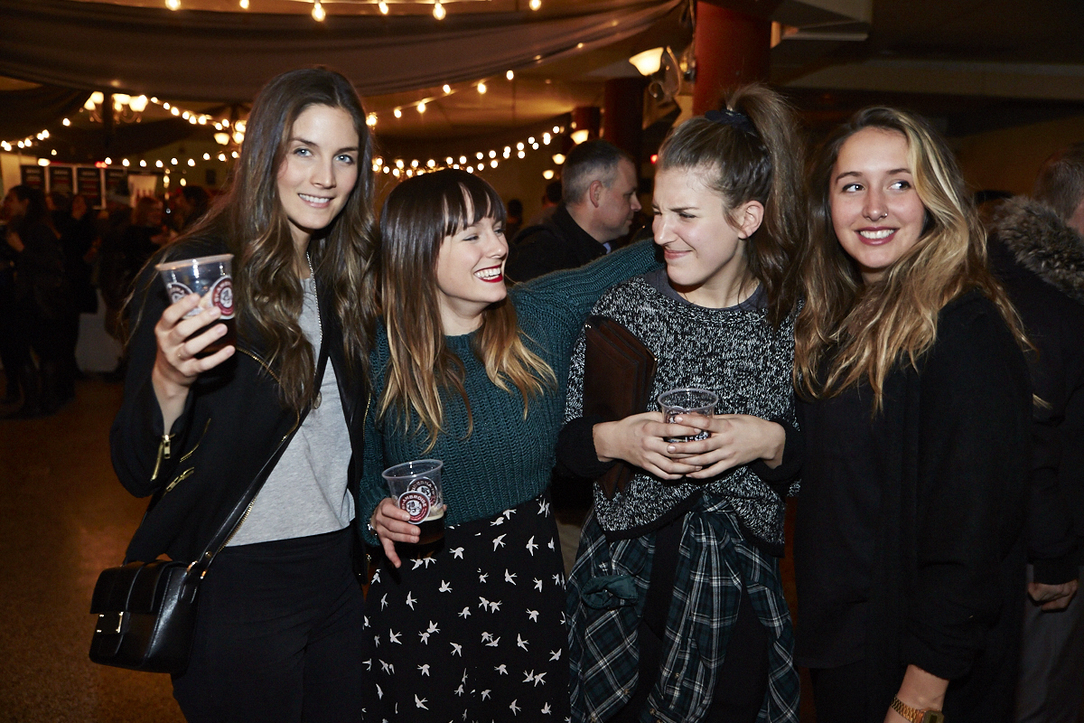 Des centaines d'anonymes excités se rendent au lancement du magazine URBANIA