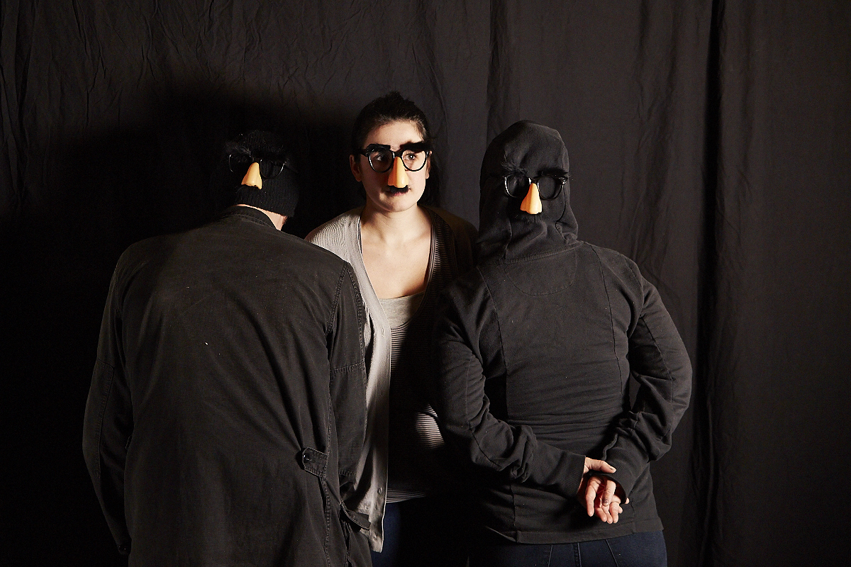 Des centaines d'anonymes excités se rendent au lancement du magazine URBANIA